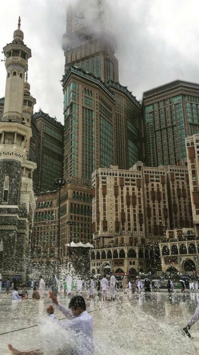 __1hood's tweet photo. أرادوا بِها العّبث وأراد الله بِها الغيث🌨♥️
#مكه_الان https://t.co/DTiigsaEEX