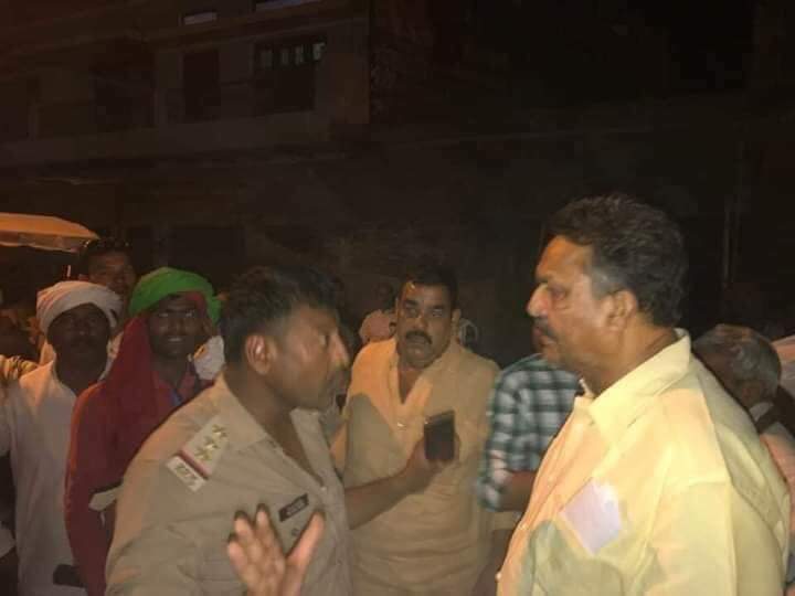 MukhtarAnsari09's tweet image. ग़ाज़ीपुर में EVM बदलने की साज़िश का हुआ भंडाफोड़ ..!

माननीय पूर्व सांसद समेत महागठबंधन के समर्थक भरी संख्या में मौके पे पहुँच कर प्रशाशन की साज़िश को नाकाम किया !
#AfzalAnsari #BSP #Mahagathbandhan #Ghazipur #LokSabhaElections2019