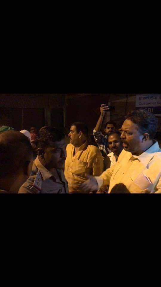 MukhtarAnsari09's tweet image. ग़ाज़ीपुर में EVM बदलने की साज़िश का हुआ भंडाफोड़ ..!

माननीय पूर्व सांसद समेत महागठबंधन के समर्थक भरी संख्या में मौके पे पहुँच कर प्रशाशन की साज़िश को नाकाम किया !
#AfzalAnsari #BSP #Mahagathbandhan #Ghazipur #LokSabhaElections2019