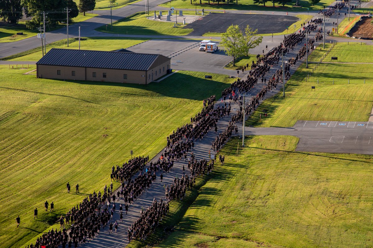 An aerial view of this morning's @101stAASLTDIV run for the 2019 #WeekOfTheEagles at @FortCampbell! For more photos check out the 101st CAB Flickr page: flickr.com…/145665065…/albums/72157708527784625 @FORSCOM @USArmy