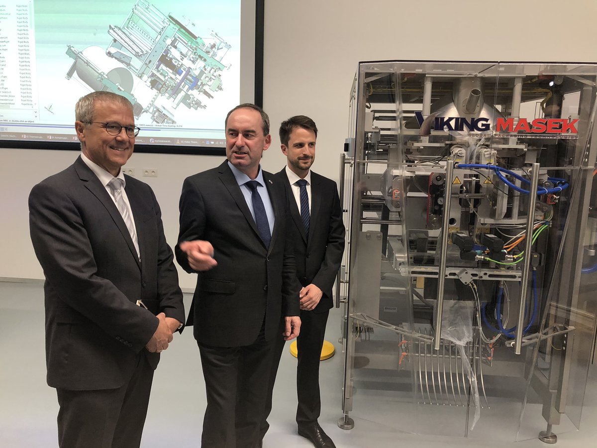 HubertAiwanger's tweet photo. Siemens-Forschungsstandort in Prag. Digitalisierung von Produktionsprozessen. Beispiel Optimierung von Verpackungsmaschinen. Innovation und Schnelligkeit sind hier künftige Wettbewerbskriterien. Danke für die anschauliche Vorstellung! https://t.co/Luw8GDFik7