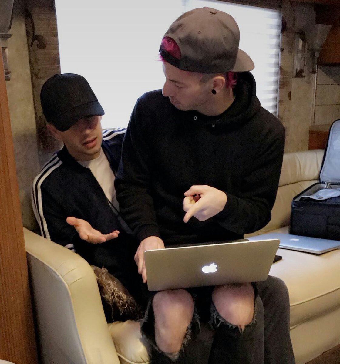 multiffandoom's tweet photo. ОЙОЙОЙОЙОЙ ЭТО ЧТО ЖОШЛИР
#joshler 
#twentyonepilots https://t.co/QBoy7ZjLjE
