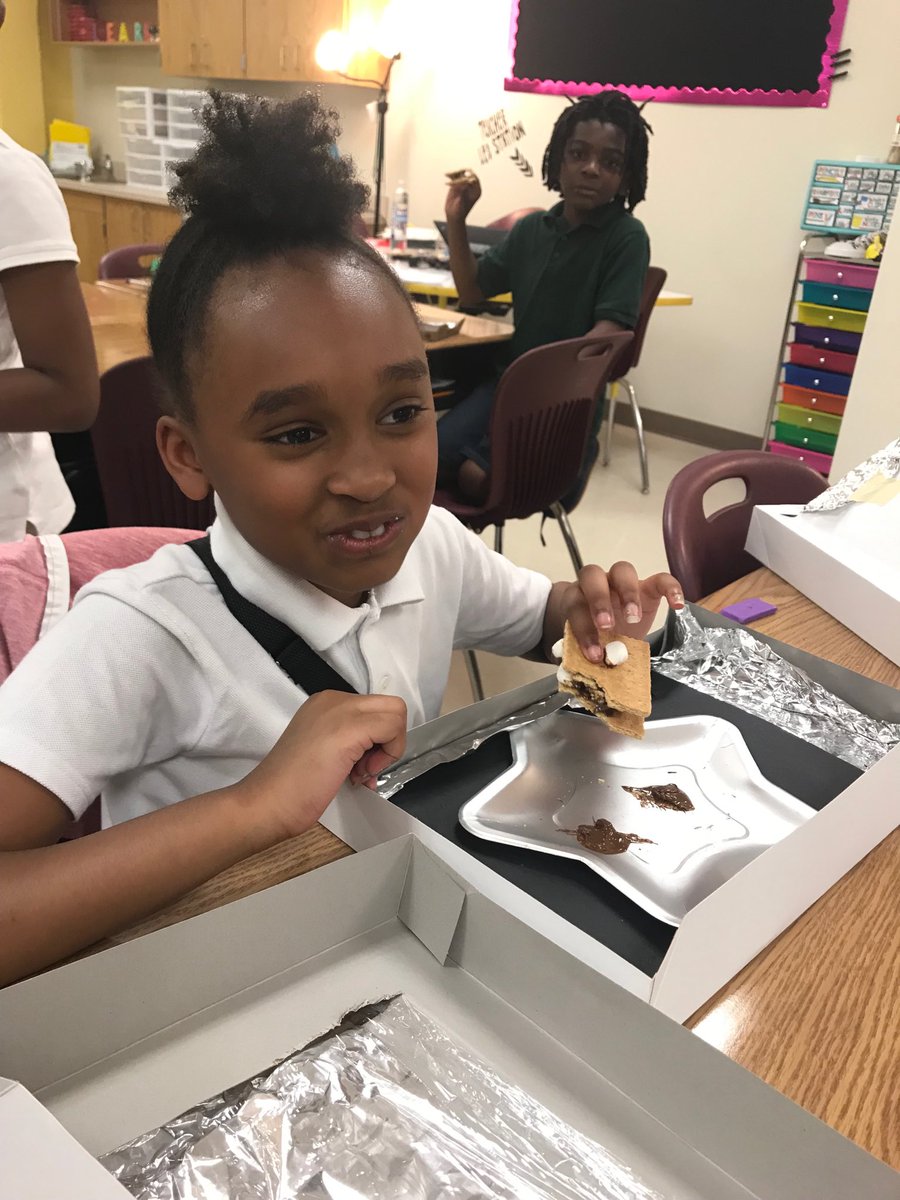 PProperteacher's tweet photo. Solar Ovens, S’mores, and Smiles! #wecreatedmagicthisyear #solarenergy #worldchangers #goodbyethirdgrade #hellofourthgrade https://t.co/iTeK02GV22