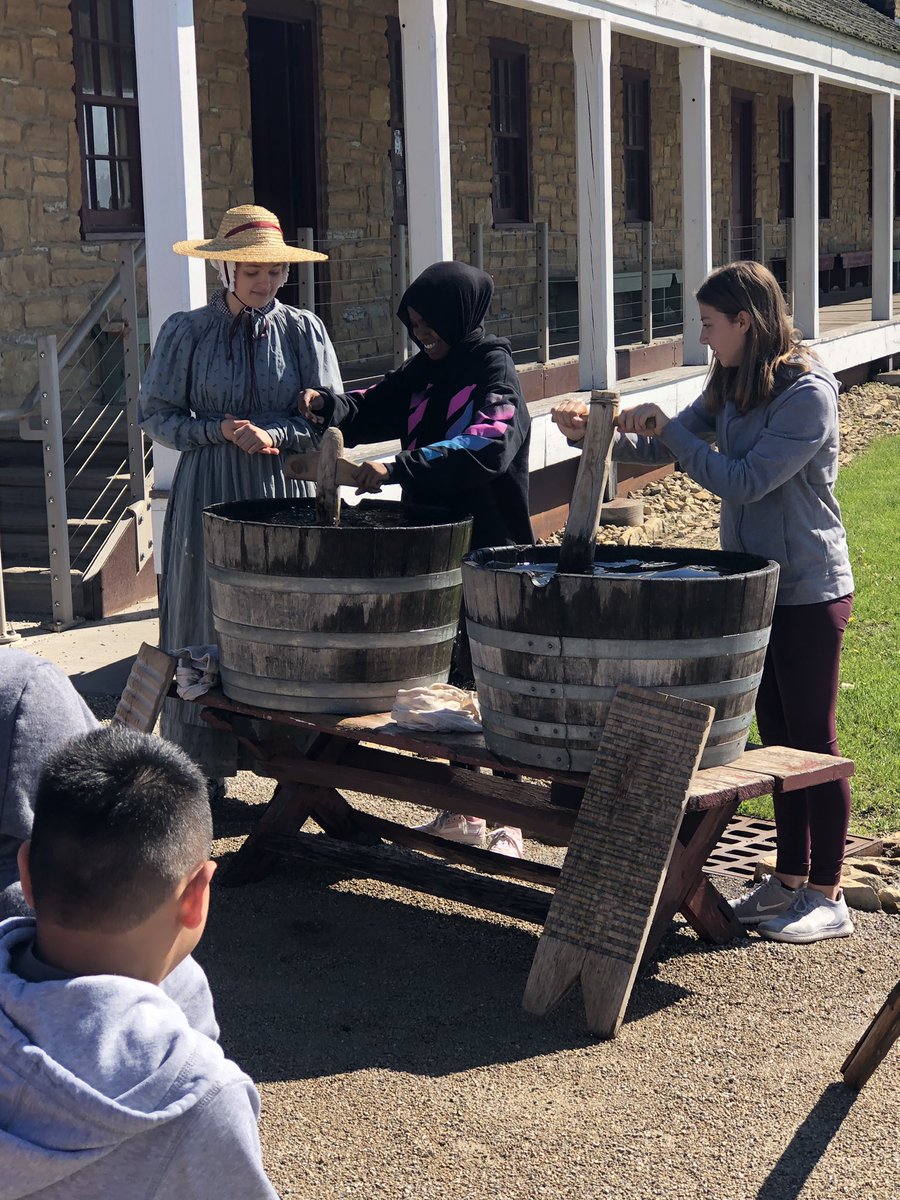 hendersonbusyb1's tweet photo. Enjoying 6th grade field trip, interactive learning and excellent leaders. #learninghistoryisfun #FortSnelling #ERMSRocks @pmosey191 @unklechichi @laura_jean45 https://t.co/mModtmRtz0
