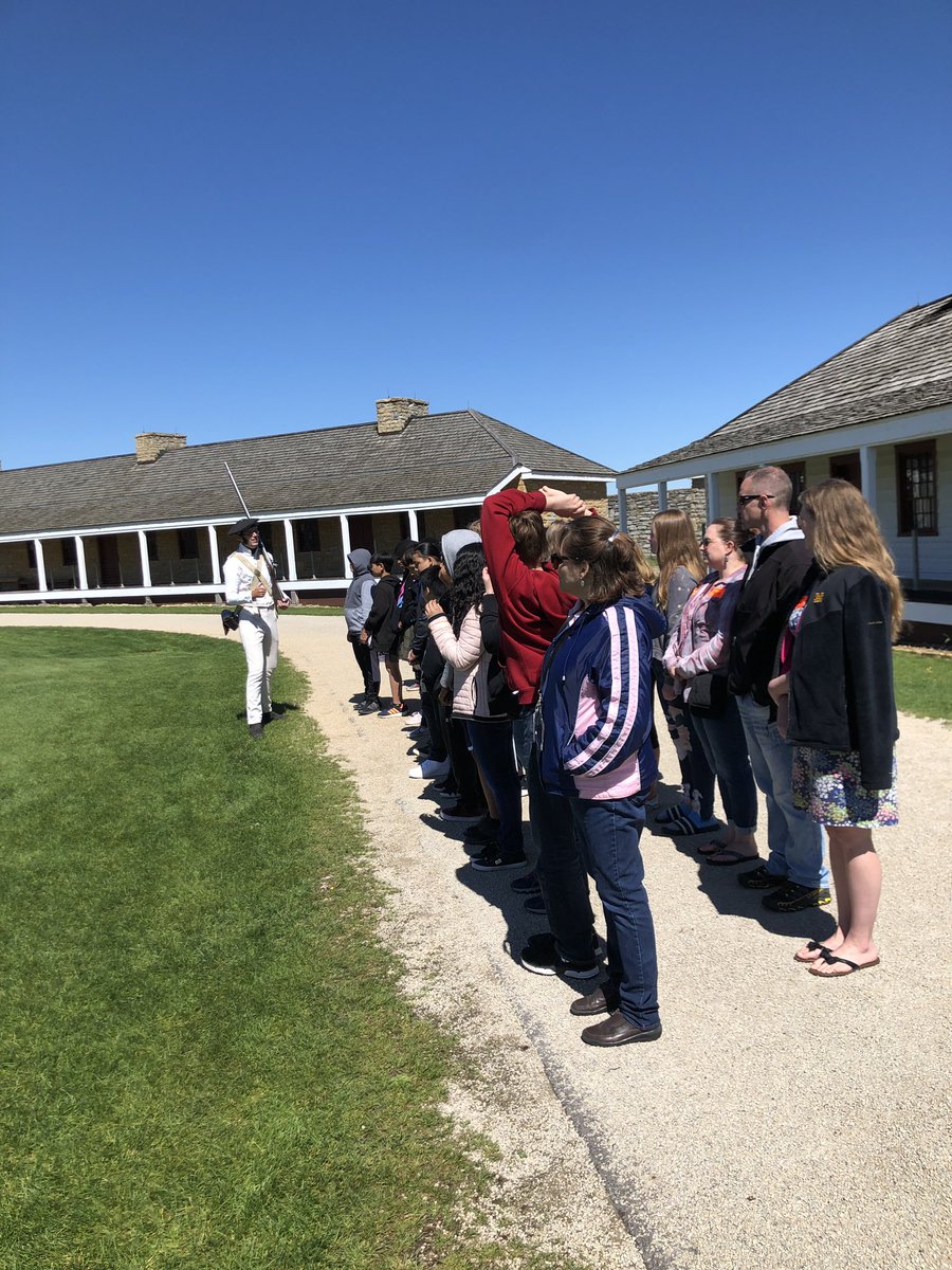 hendersonbusyb1's tweet photo. Enjoying 6th grade field trip, interactive learning and excellent leaders. #learninghistoryisfun #FortSnelling #ERMSRocks @pmosey191 @unklechichi @laura_jean45 https://t.co/mModtmRtz0