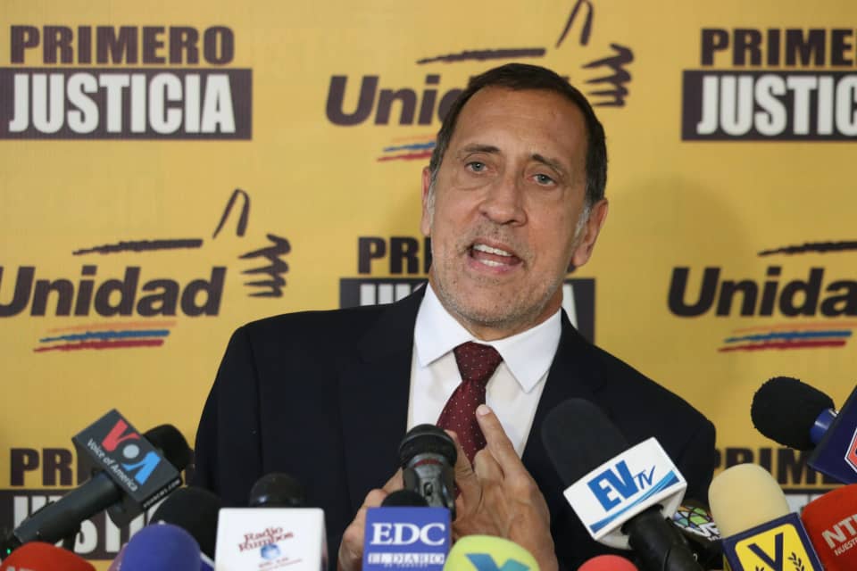EfectoCocuyo's tweet photo. #Ahora José Guerra propone que Citgo tome el control de las refinerías de Venezuela para recuperar su producción. "Solo ellos tienen los recursos financieros y mano de obra para recuperar la refinación". https://t.co/oWWh63ciL1