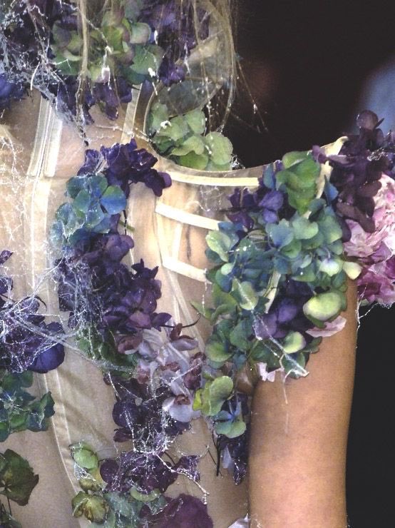 DlE4DlOR's tweet photo. Alexander Mcqueen ss2007
This ‘Sarabande’ dress made from nude silk organza and embroidered with hundreds of frozen flowers. Despite the romantic aesthetic, the fact that the flowers fell off of the dress and littered the runway was a gruesome twist making it a Mcqueen classic. https://t.co/4GaX1GcOI8