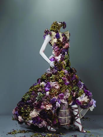 DlE4DlOR's tweet photo. Alexander Mcqueen ss2007
This ‘Sarabande’ dress made from nude silk organza and embroidered with hundreds of frozen flowers. Despite the romantic aesthetic, the fact that the flowers fell off of the dress and littered the runway was a gruesome twist making it a Mcqueen classic. https://t.co/4GaX1GcOI8