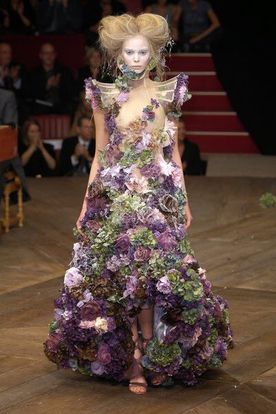 DlE4DlOR's tweet photo. Alexander Mcqueen ss2007
This ‘Sarabande’ dress made from nude silk organza and embroidered with hundreds of frozen flowers. Despite the romantic aesthetic, the fact that the flowers fell off of the dress and littered the runway was a gruesome twist making it a Mcqueen classic. https://t.co/4GaX1GcOI8