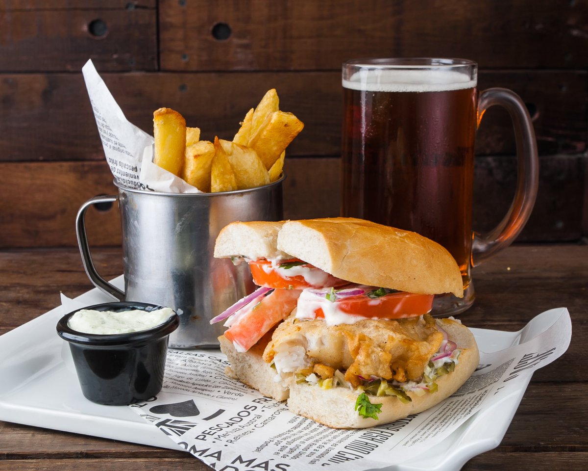 MisterFishChile's tweet photo. ¿Quién dijo lunes “Sándwich”? Aquí tenemos el mejor Sándwich esperando por ti!!! Hoy, lunes, hasta las 23:30 hoy y mañana hasta las 23:00!!! 😄😄😄 #MerluzaAustral o #Reineta, #chilena con cebolla morada, ajo verde y cilantro, #tartara y #alioli caseras con unas #papasfritas 🤤🤤 https://t.co/WFSlEvlXnn