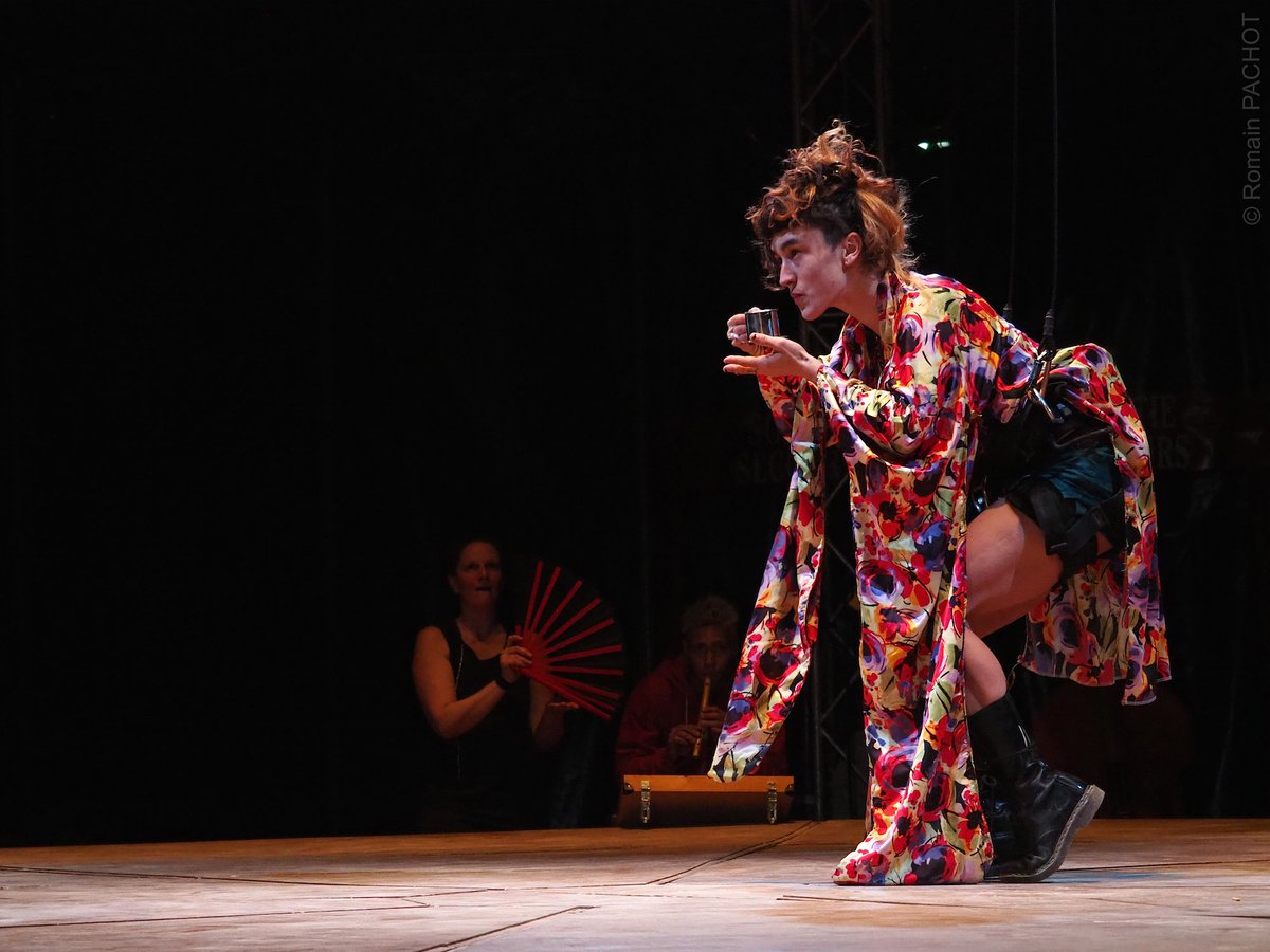 legendre_sonia's tweet photo. #Châlons #Artsducirque La mort, avec un grand A, par la compagnie #100Issues. Une création entre cirque nouveau et traditionnel, à voir jeudi et samedi sous le chapiteau du grand Jard -> https://t.co/QKzJbQ6AnL #LePalc
(c) Romain Pachot https://t.co/BX731vbJap