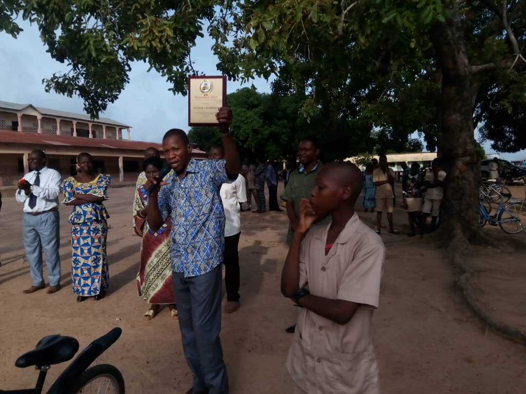 BeninBee's tweet photo. [BeninBee Champion]
La présentation s'est faite par le point focal Borgou mené par M. Vitale BOKO et son équipe, en présence de toutes les autorités du CEG ALBARIKA et des élèves.
#BeninBee #SDGs #Afrique #Africa #TeachSDGs #Team229 #Benin #GlobalGoals #SDG4 #SpellingBee  #wasexo https://t.co/oJ2WXAyjCc