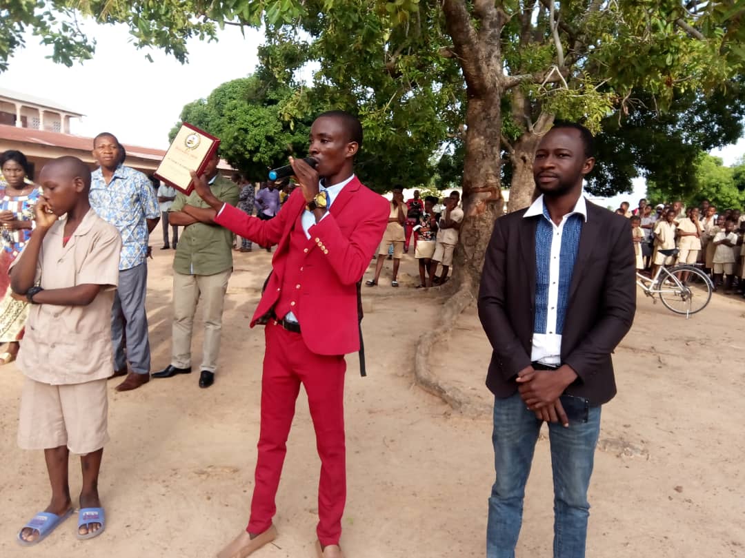 BeninBee's tweet photo. [BeninBee Champion]
La présentation s'est faite par le point focal Borgou mené par M. Vitale BOKO et son équipe, en présence de toutes les autorités du CEG ALBARIKA et des élèves.
#BeninBee #SDGs #Afrique #Africa #TeachSDGs #Team229 #Benin #GlobalGoals #SDG4 #SpellingBee  #wasexo https://t.co/oJ2WXAyjCc