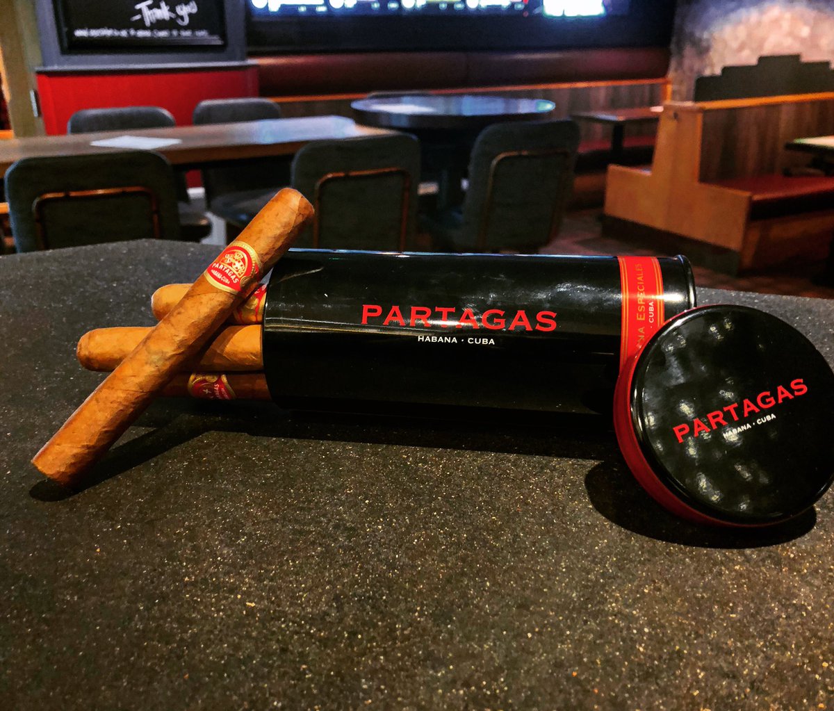 The big brother of the Partagas Short, the Petit Corona Especiales packs a mighty punch in a manageable package, and presented here in a gift tin, which also happens to be its own humidor!

#hed #barevolution #cascnation #cigargifts