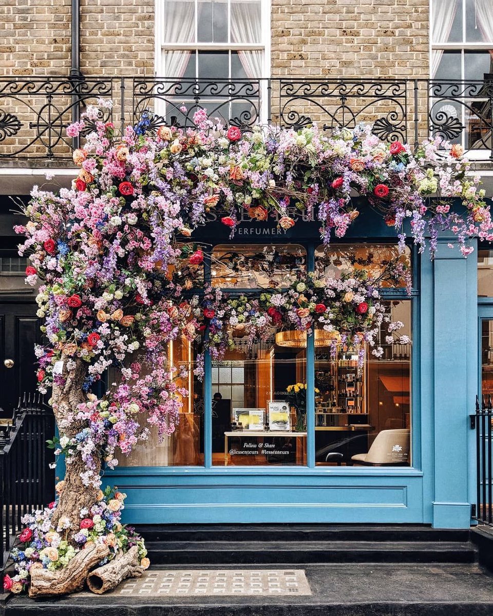 Maybe not such a grand scale but I would love to surround my little shop with colour. Change it with the seasons. Can anyone out there advise where to shop for foliage & flowers that will weather the weather #fauxflowers #fauxfoliage #diy #floralarrangements #windowdressing #diy