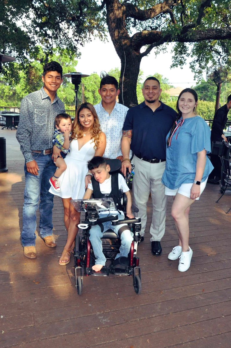 jay_vasquezzz's tweet photo. their love and endless support made this possible. ๐งก๐ #utsa2019 https://t.co/2BOpTZ9r26