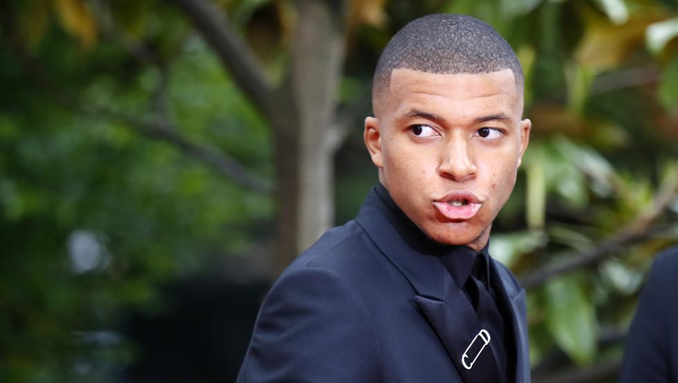 mundodeportivo's tweet photo. ✅ Mbappé ‘vota’ a Messi para el Balón de Oro
🔊 “El favorito es Messi. La eliminación en Champions no cambia nada, es el número uno en todo”
https://t.co/dCer65ScQb https://t.co/RWxwZxVsbN