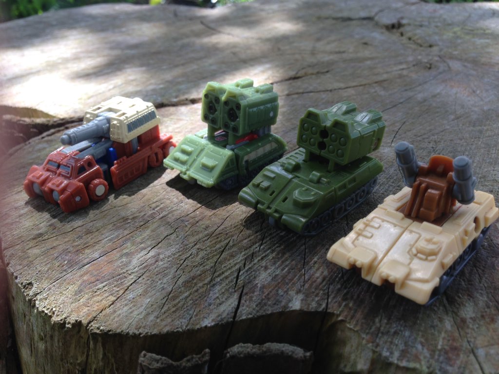 tycondriusfitz's tweet photo. New and old transformers micromaster flak with g1 version #transformers #transformersflak #toyphotography #comparisontime @michaelmercy @MrMikeVInThePit @markypotter316 @Pork_Chop78 @1ittelWookiee @ElizabethChan_2 @SmashingPumpk17 https://t.co/gXopsOq3Wd