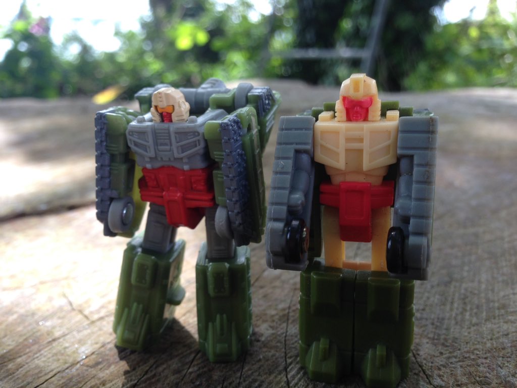 tycondriusfitz's tweet photo. New and old transformers micromaster flak with g1 version #transformers #transformersflak #toyphotography #comparisontime @michaelmercy @MrMikeVInThePit @markypotter316 @Pork_Chop78 @1ittelWookiee @ElizabethChan_2 @SmashingPumpk17 https://t.co/gXopsOq3Wd