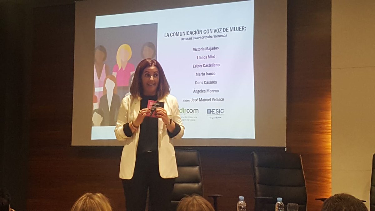 V_Roger_'s tweet photo. 🔝🔝🔝Con @Zarzaleon Responsable de #Comunicación en #ESICValencia abrimos la jornada #LaComunicacionConVozDeMujer en colaboración con @DircomSpain

✔@AngelesMorenoF nos presenta los resultados del informe #GenderCom https://t.co/HnSKQubuuT