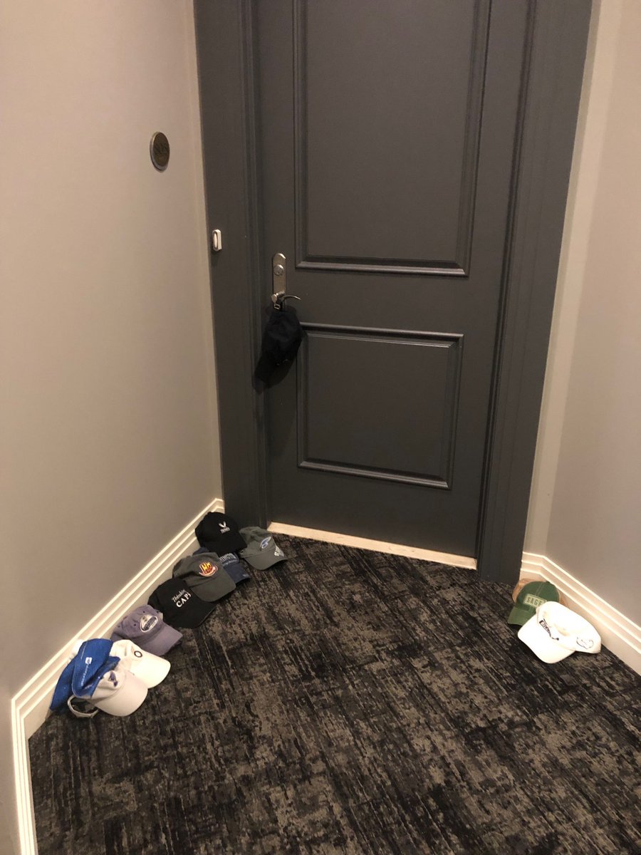 martinkilcoyne2's tweet photo. Looks like Schwartz neighbors wanted to acknowledge the hat trick.  #StlBlues https://t.co/eLf0Ua1i5o