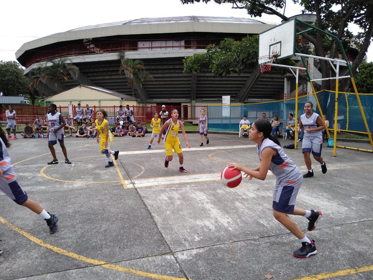 MAESSPORT's tweet photo. Agradecemos al club Fighters del municipio de Zarzal Valle por su visita, gran jornada de mucho basket la que tuvimos el sábado 18 de Mayo. Gracias por su participación equipo MAES y familiares que nos acompañaron. ¡VAMOS POR MÁS! 🏀💪💛💜 https://t.co/TFTcEhwCqq