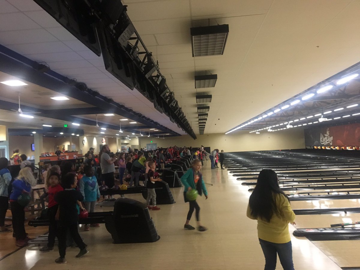 Attendance bowling celebration <a href="/SomosScott/">Scott School</a> celebración de asistencia jugando boliche