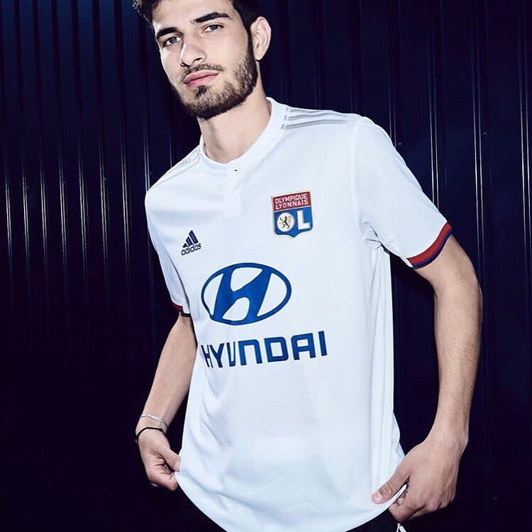 Nouvelle saison 2019/2020 🇫🇷⚽️ Collection OL disponible 🚀 Ça se passe sur ton e-shop Footkorner.com 🗣 Viens t’équiper pour cet été 🏖☀️| #OL