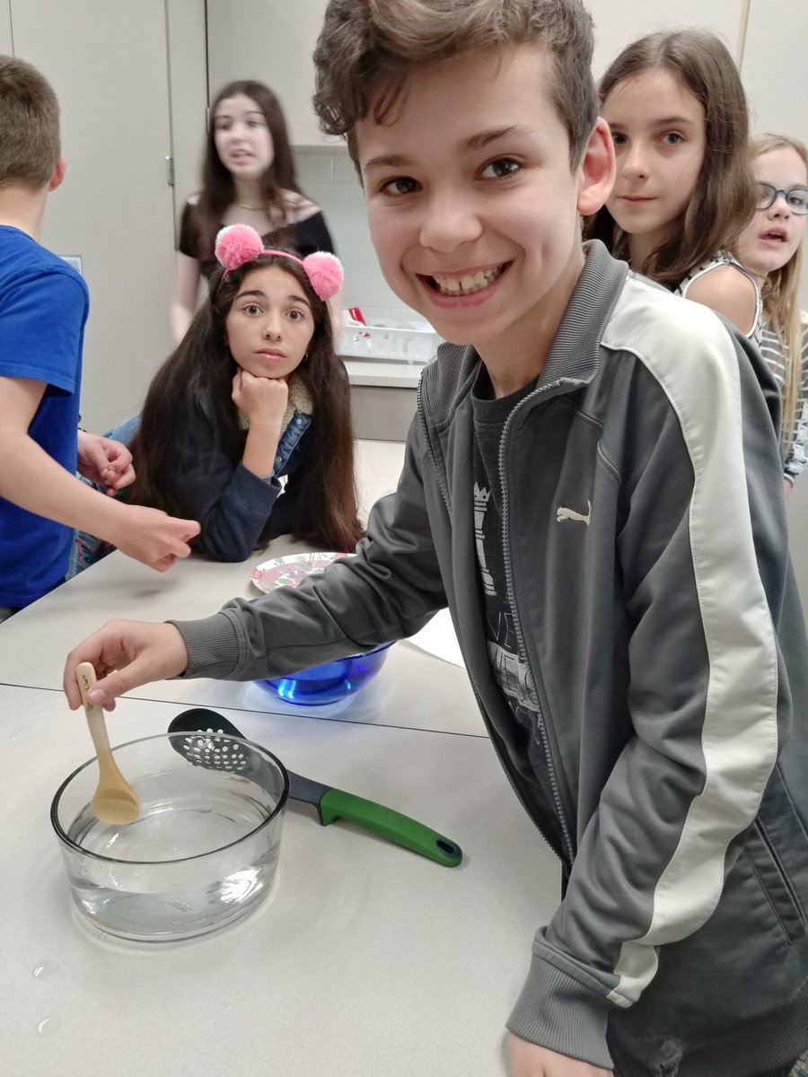 Kutchensclass's tweet photo. 6th grade Social Studies learns how to make edible water blobs in a unit designed to teach how we interact with the environment....and can cut down on our use of plastic!@Kutchensclass @Oakview_MS https://t.co/fZ9ncZdXoQ