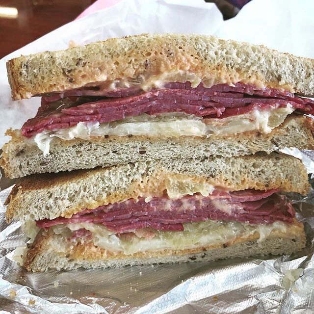 Roger’s Deli in #mountainviewcalifornia is the first Reuben I’ve had with pineapple! Let me tell you, 🍍 with sauerkraut is a great combo. The lightly toasted rye bread so so fresh and the entire sandwich was a masterpiece. On a side note, my daughter… bit.ly/30GlMgW