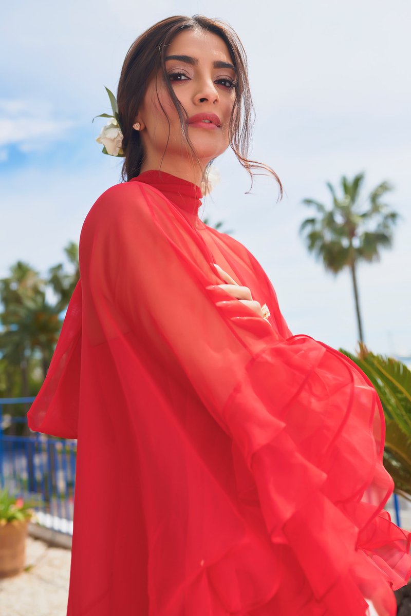 In @MaisonValentino 
Hair by @bbhiral 
Make up by @artinayar 
Styled by @RheaKapoor
Assisted by Manisha Melwani & Vani Malhotra 

#SonamAtCannes #Cannes2019 #CannesFilmFestival #SonamxChopard #Cannes #FestivalDeCannes