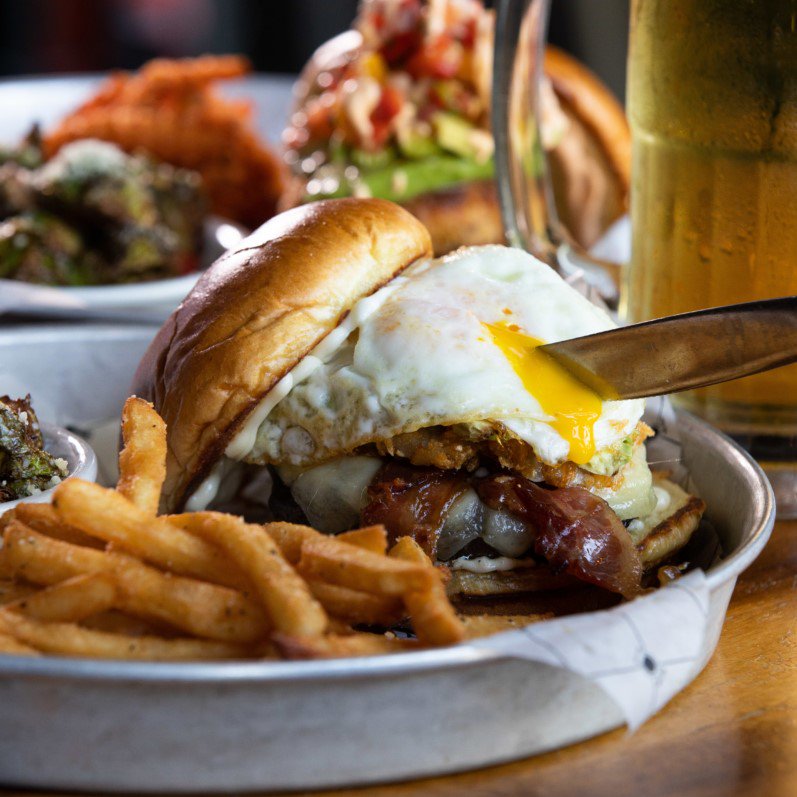 Keep your Monday sunny side up with this maple bacon burger from <a href="/fatpourtapworks/">FatpourTapWorks</a>. Today's lunch plans = made 🍴
