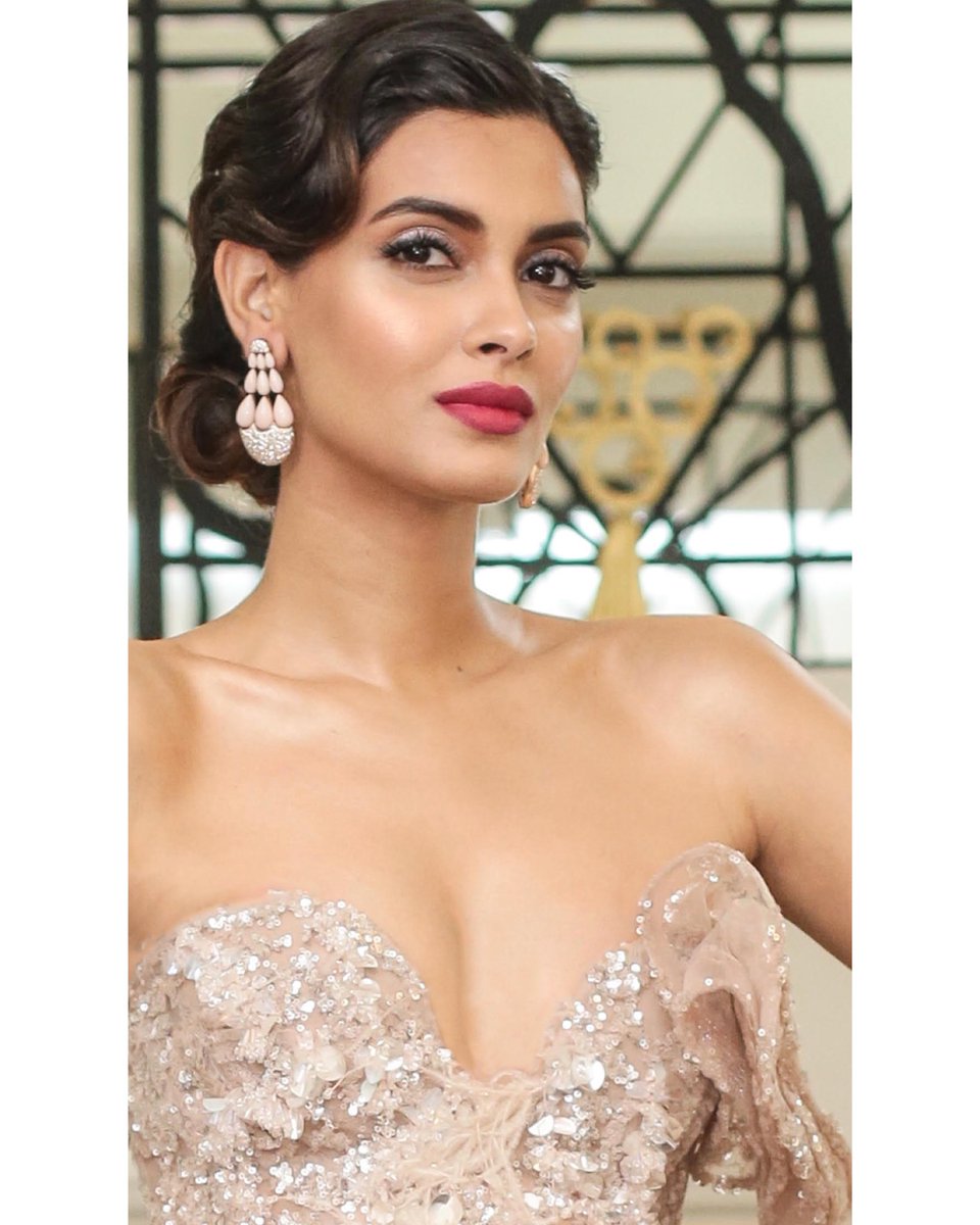 DianaPenty's tweet photo. P.S. I love Y̶o̶u̶ lipstick 💄
#PureColorLove, Shock & Awe!
@EsteeLauder #EsteeAmbassador #Cannes2019 https://t.co/4CxMLqNeJI