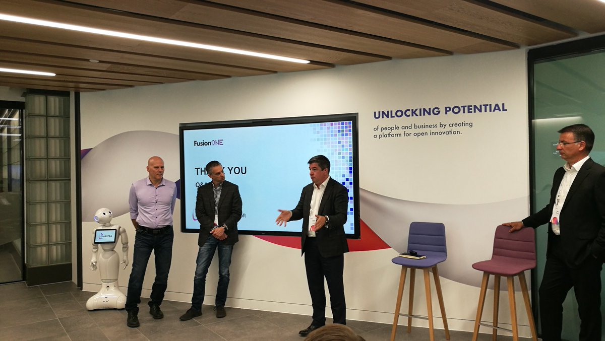 Learning about <a href="/FinastraFS/">Finastra</a> amazing new platform #FusionONE a serious statement of intent in terms of opening up the playing field for open banking.
 
Loving that robots are completely normal to see at demos now😂