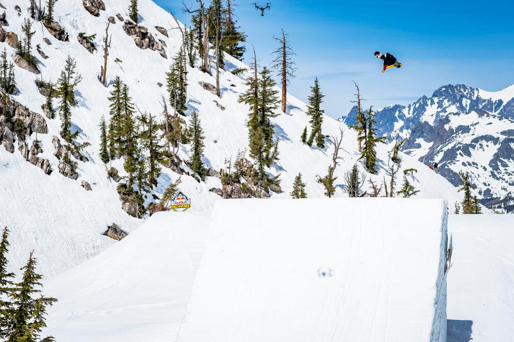 RBContentPool's tweet photo. #OnLocation on #MammothMountain with @MarkMcMorris captaining the heaviest names in #snowboarding at the inaugural #RedBullRecharged https://t.co/P7YDBlomyl https://t.co/UKo91F2Nqe
