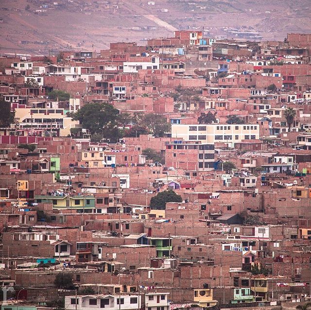 Pueblo Jovenes of Lima Peru
.
.
.
.
.
#5Dmarkii #teamcanon #cpfeatureme #canonwhatelse
#bringit #originalphotography #bellusphoto
#ashevillephotographer #dslrofficial #lr_earth #discoversouthamerica  #visitsouthamerica #experienceperu #peru #limaperu #tr… bit.ly/2YFVwRT