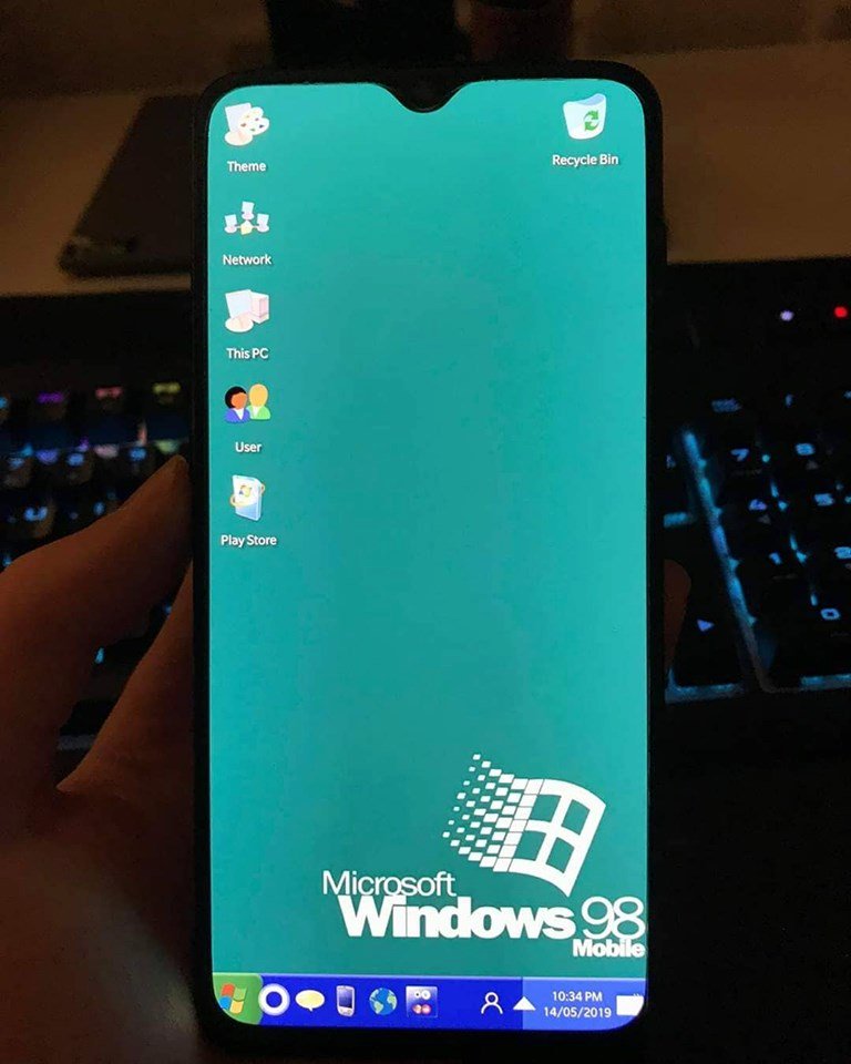 techplusme's tweet image. هكذا ستصبح هواتف هواوي بعد سحب ترخيص الأندرويد ههههههه
طبعا مزحة، تم سحب ترخيص التطبيقات وليس النظام. تفاصيل الخبر : bit.ly/30tjS2Y