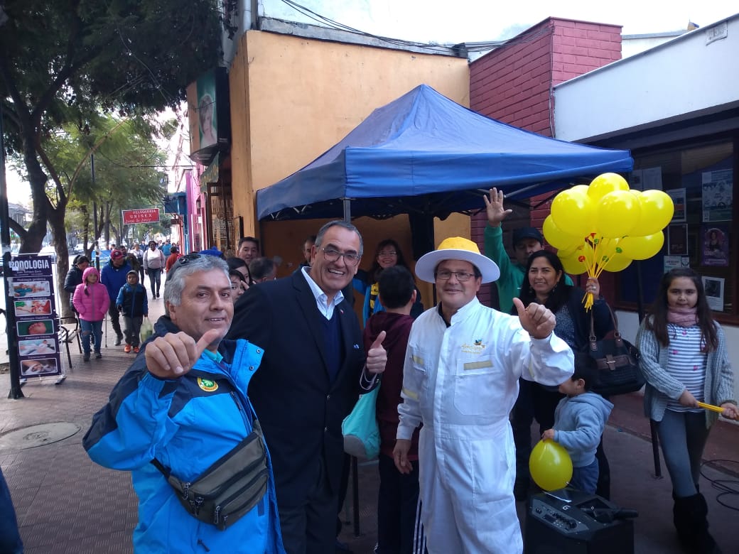 redapicolachile's tweet photo. Nuestros(as) Socios(as) de la #RedAMonte de la @ComunaElMonte se suman también a esta fiesta nacional en donde se celebra el #DíaMundialDeLasAbejas #WorldBeeDay #TodosSomosApicultores #HablemosdeAbejas #CuidemosalasAbejas @GobCordillera https://t.co/vcBtWSZ09n