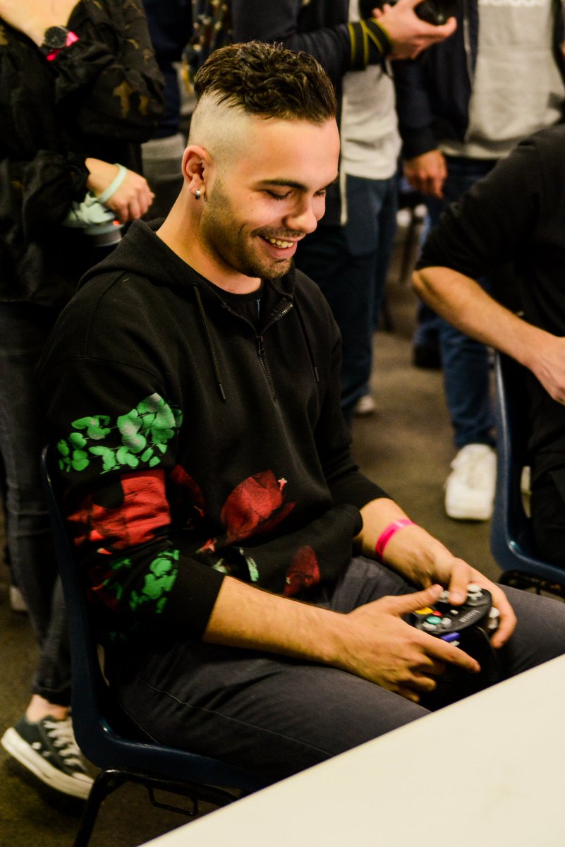 ThePacTim's tweet image. Chose promise chose due, on commence à publier les premières photos de la @DreamHackFR Tours avec l'homme qui nous a détruits sur Smash au Meltdown @Fosskoush ! #DHFR2019 #IntelSource