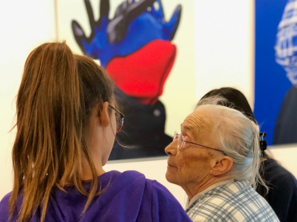 "Ich bin 92 und eine freche Wanze", flüstert Veronica.
Mehr zu Veronica und anderen GiM-Gästen unserer 13 Anlässe an den Bieler Fototagen am 24. Mai um 14 Uhr in Photoforum Pasquart
generationen-im-museum.ch/cmsfiles/dokum…