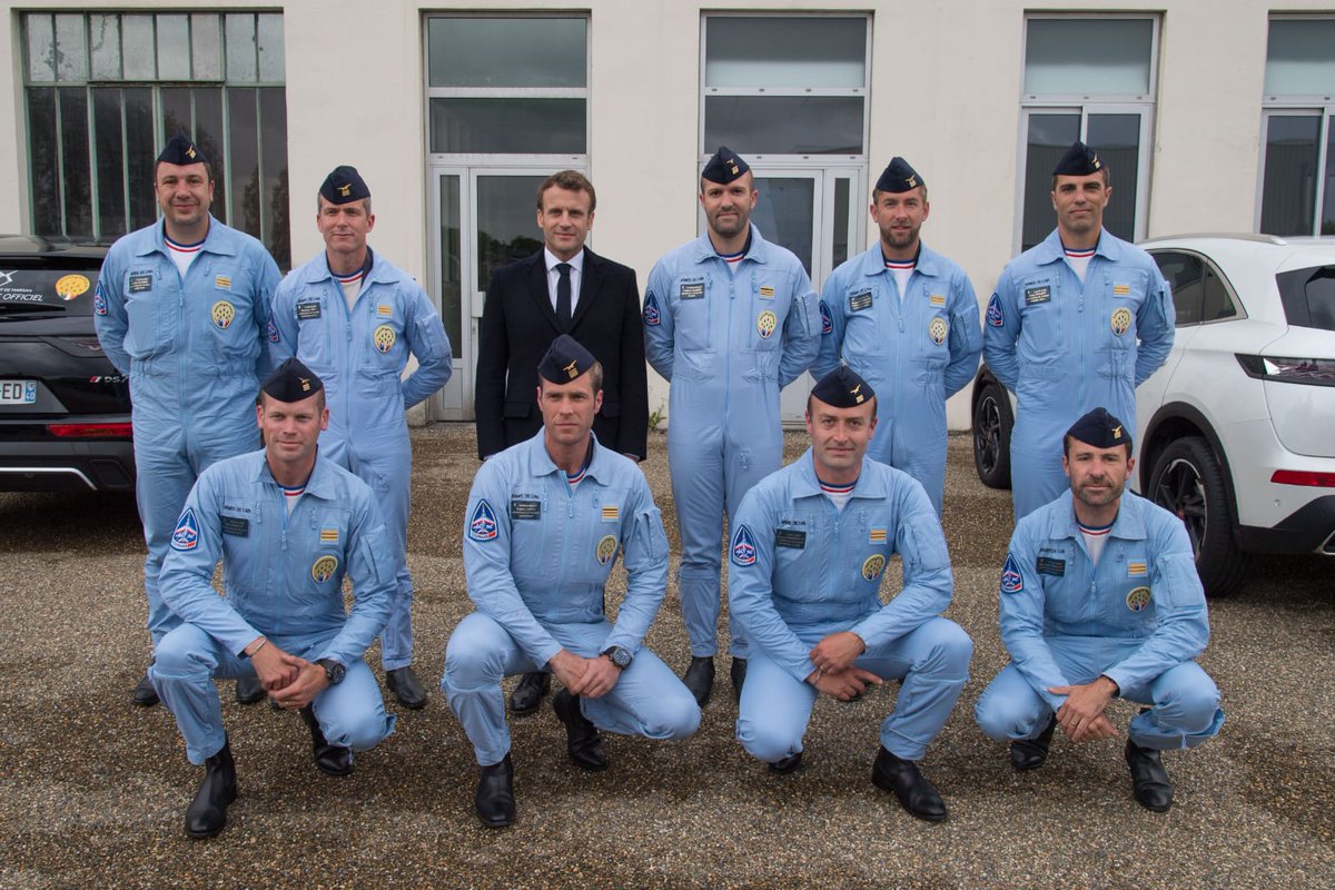 PAFofficiel's tweet photo. Après notre atterrissage sur l’aéroport de Biarritz samedi dernier, Monsieur le Président de la République Emmanuel Macron nous a fait l'honneur de venir à notre rencontre pour saluer l’engagement de notre unité au service de la France et de nos armées. https://t.co/1UzYWWSWrP