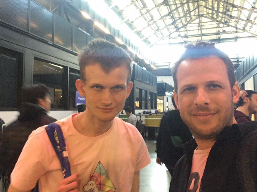 tesseract_one's tweet image. Our CMO @giladwaxman with @VitalikButerin talking about #dApps and Tesseract.
#ethereum #cardano #EOS #TRON