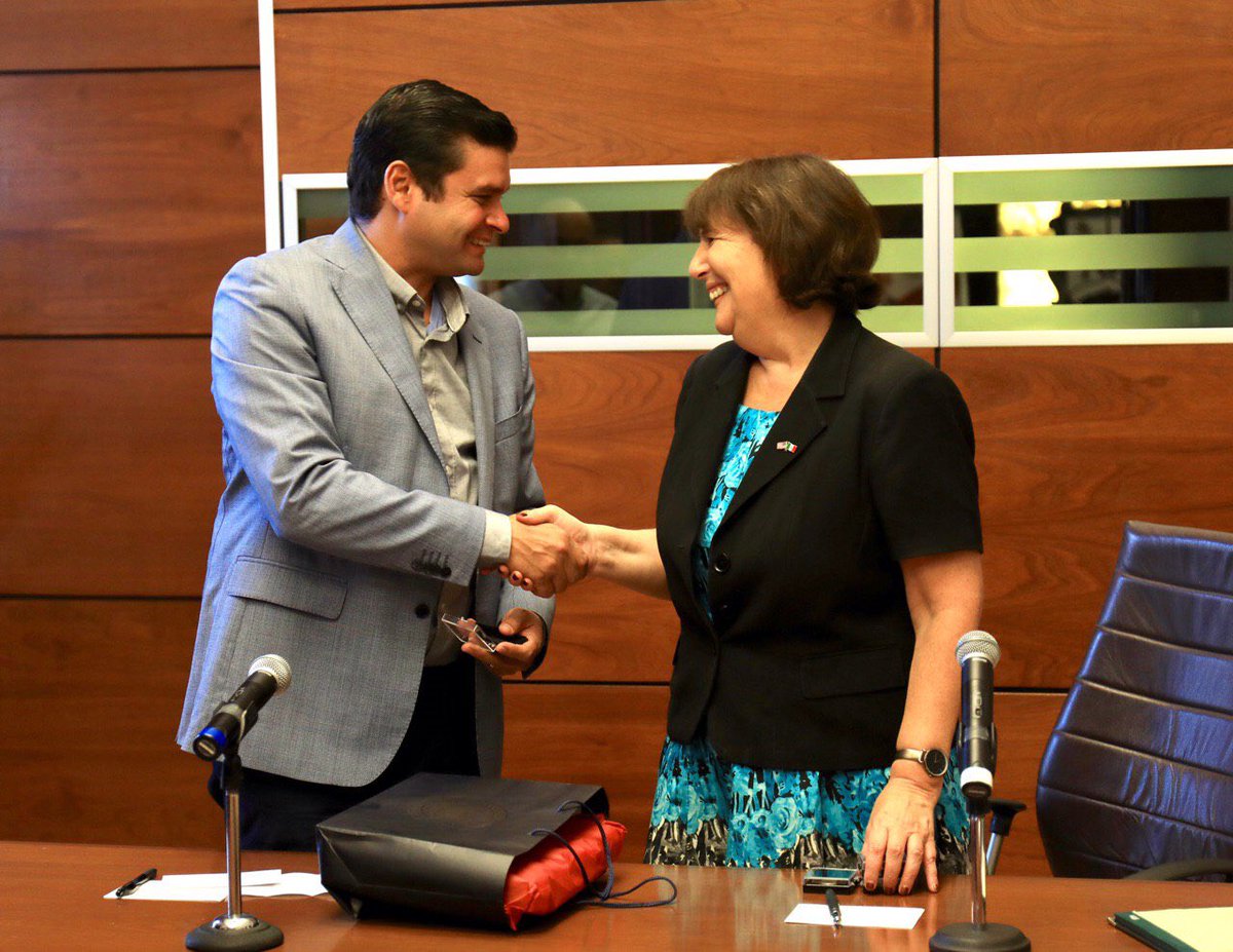 NayaritGobierno's tweet photo. El gobernador @aegnayarit , sostuvo una reunión con la Cónsul General de los Estados Unidos de America, Robín Matthewman, con el Cónsul de Política y Economía, Jeff Cernyar, y con el director regional de Seguridad, Lee Gitschier. https://t.co/ukoJ06Bezx