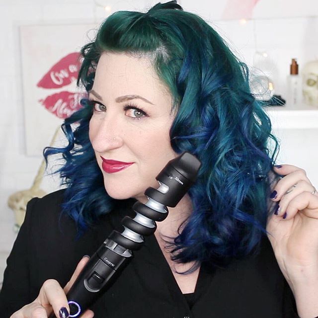 HerStylerHQ's tweet photo. Happy #MagicalMonday! This Curling Wand will cast a spell on you! Get everlasting curls with a flick of the wrist!
#Herstyler #sp #collab
.
.
.
.
#aquadye #hairculrts #colorfulhar #styleover40 #BeautyOver40 #redlip #bluehair #greenhair #arganoilhairserum #beachcurler #wavy… https://t.co/oovX3pZmJA