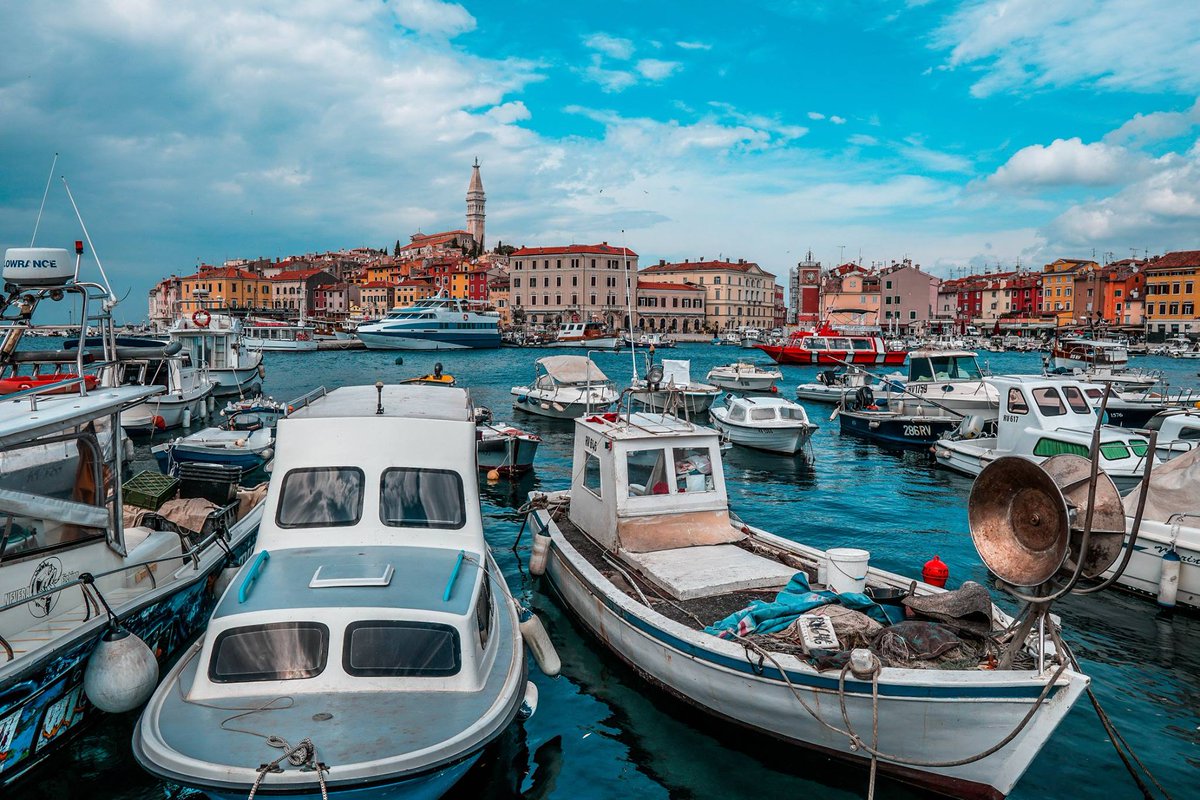 ★ROVINJ★
Another one from Rovinj! We’re in love with this place 🌇
📸Zoran Burazerović
#rovinj #city #wave #oldtown #croatia #essenceofcroatia #photooftheday #beautiful