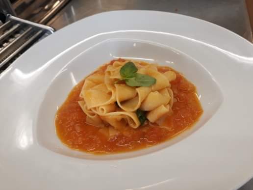 Katiewenman's tweet photo. Just a simple tomato and basil tagliatelle with @DanielBMawardi 
@BStairsCatering 
@BroadstairsCol 
#cheflife #fresh #CollegeStudent #pasta #simple https://t.co/iOkdwX9QsA