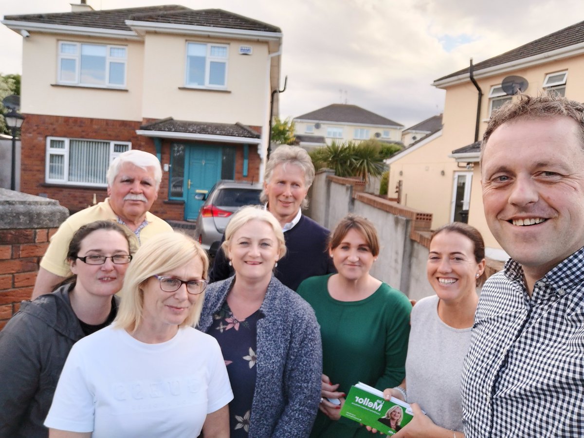 ThomasByrneTD's tweet photo. Big @fiannafailparty teams out campaigning all across Ireland. Here's team @lisamellor22 campaigning tonight #ffwomen #FFDoorstep #anirelandforall #ashbourne #stamullen #kentstown https://t.co/ldyPedSxBF