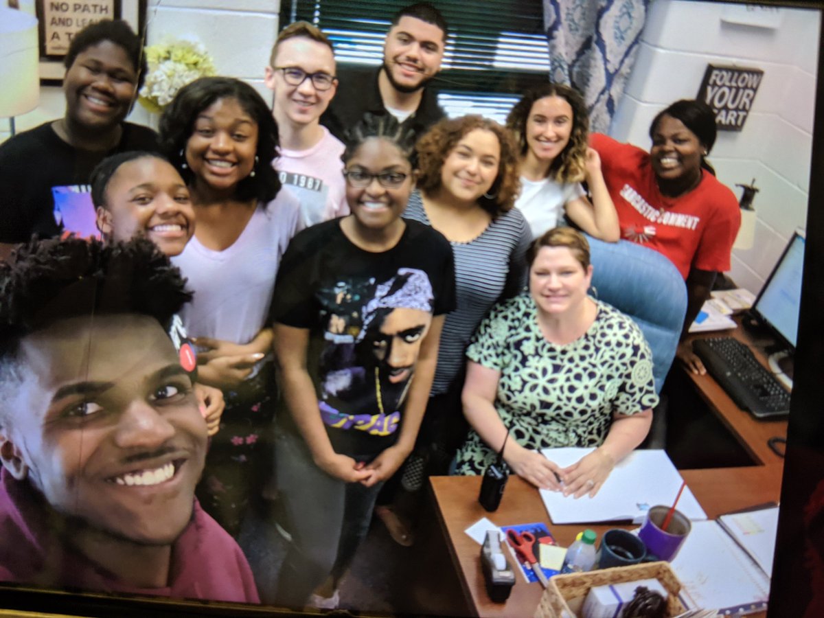 WindyNichols5's tweet photo. @NNPSWoodside love this group of seniors. #hanngingoutafterschoolwiththeprincipal https://t.co/yuyNB8kJbi
