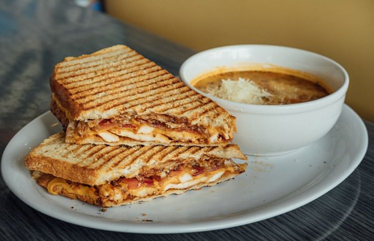 la_cafeteriard's tweet photo. BBQ Chicken Panini disponible YA! 🤤 con pechuga de pollo bbq, tocineta, aros de cebolla frita y queso cheddar. Acompañado de la sopa e tu preferencia.
---
#panini #soup #bbq #yummy #delicious #foodporn #bacon #squareonecafe #s1lovers #santiago #cibao #republicadominicana #rd https://t.co/NDcioaCMFv