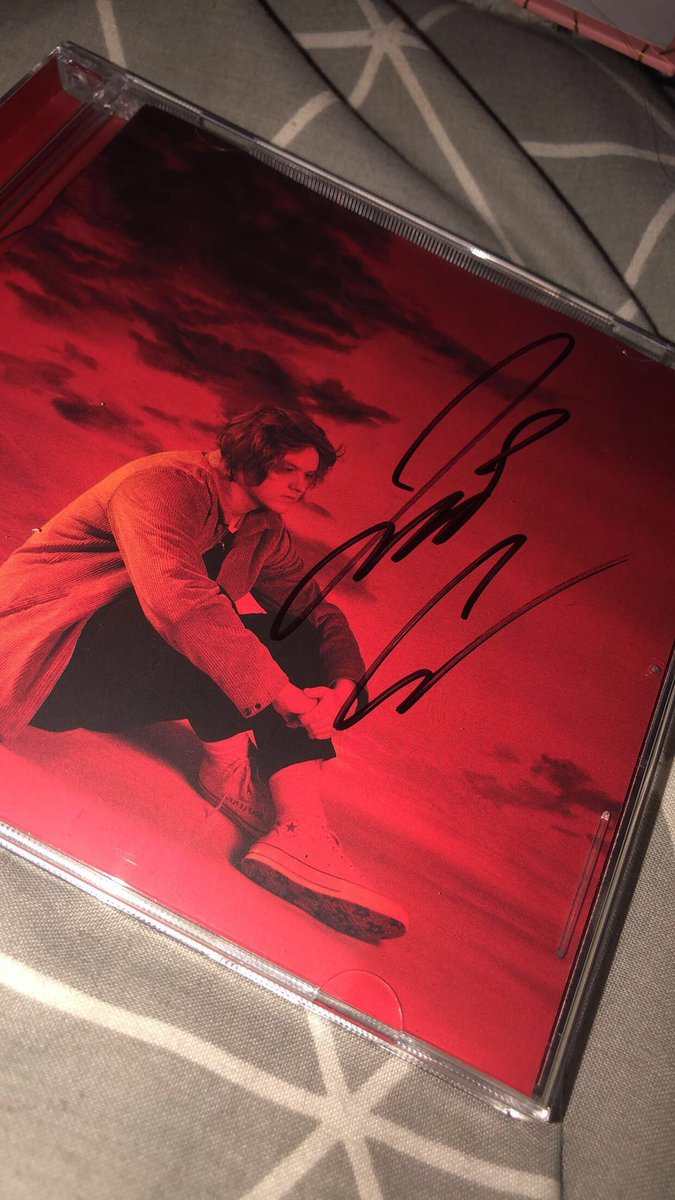 cerysaddison's tweet photo. I actually can’t believe I met @LewisCapaldi tonight https://t.co/jnApbucsm8